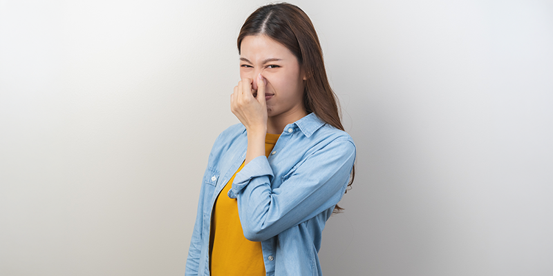 girl-pinching nose 800